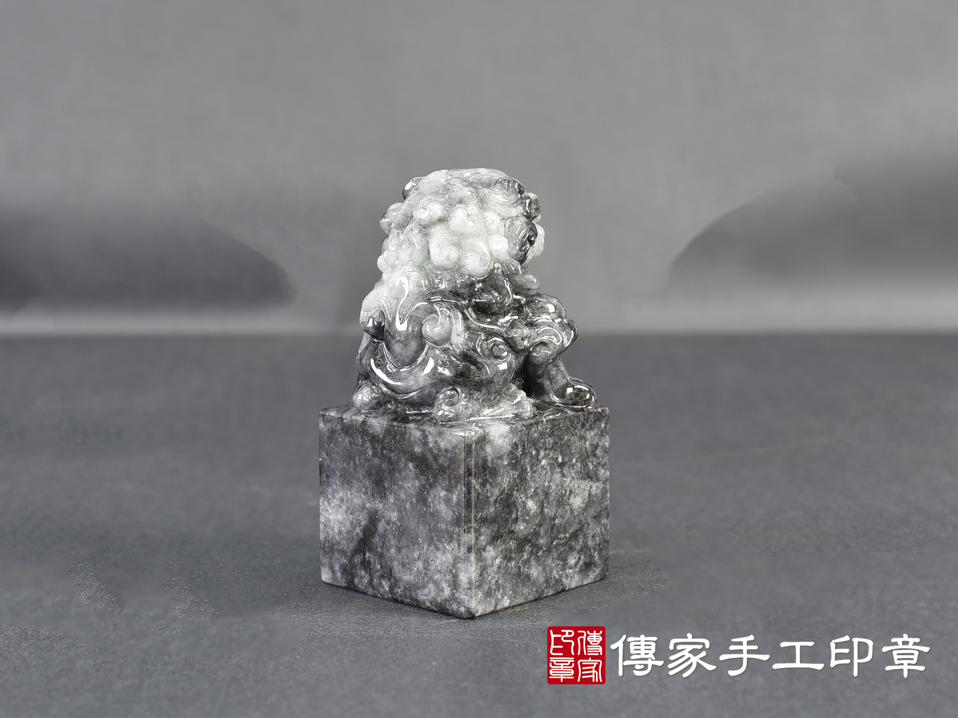 烏雞種翡翠精雕獅子印章 :公司大小印章(3.7x3.7x高7.3公分) 4.jpg