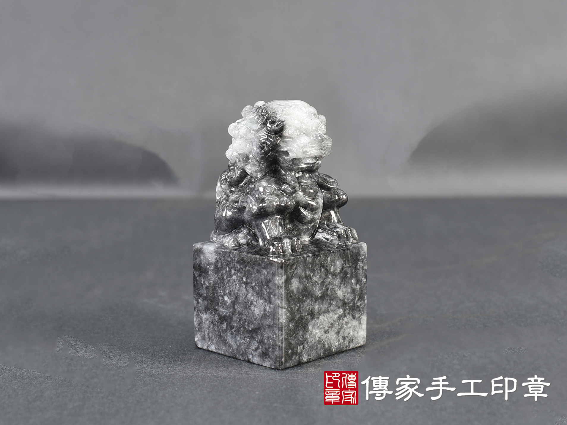 烏雞種翡翠精雕獅子印章 :公司大小印章(3.7x3.7x高7.3公分) 5.jpg