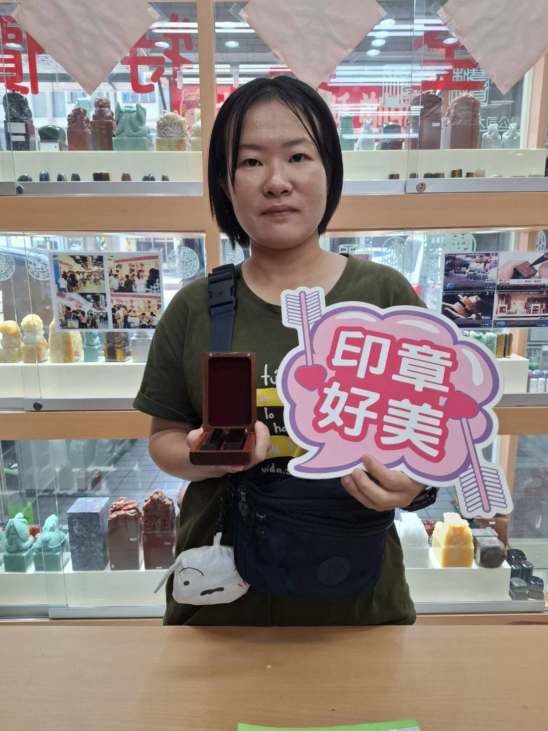 高雄陳小姐為女兒製作黑檀木肚臍胎毛章.jpg