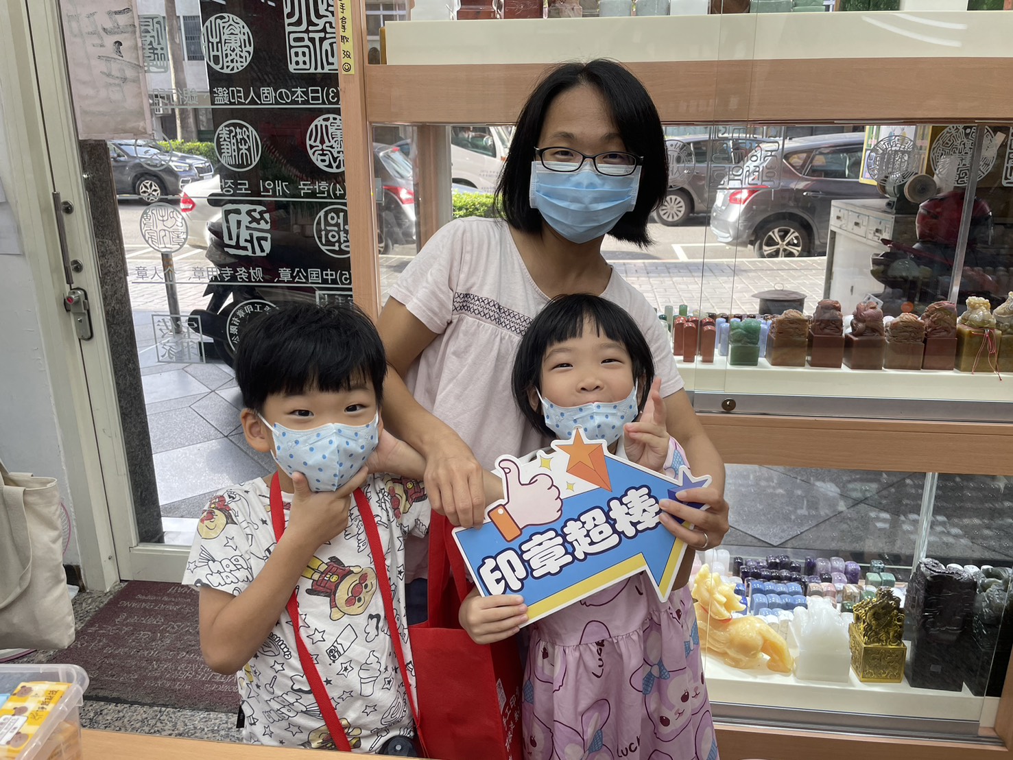 台中郭媽媽為三名兒女製作紅紫檀木、綠檀木、黑檀木肚臍章.jpg