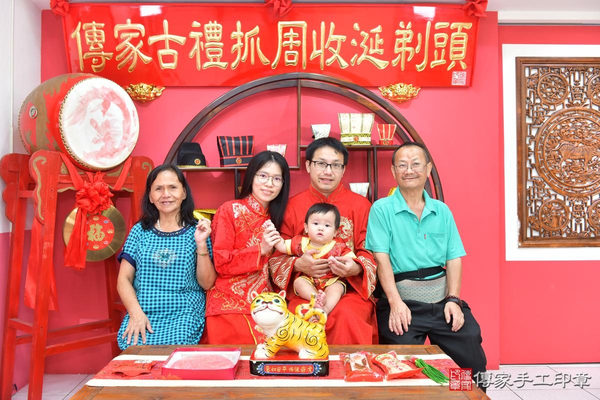 傳家手工印章台中店、抓周、度晬、中國風會場、抓周道具物品、抓周證書、滿周歲、謙謙寶寶、台中市、拍照、生日快樂 傳家手工印章台中店、抓周、度晬、中國風會場、抓周道具物品、抓周證書、滿周歲、謙謙寶寶、台中市、拍照、生日快樂