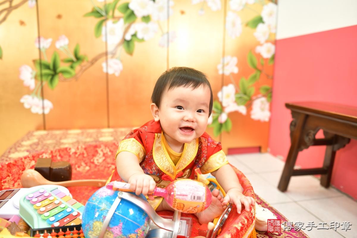 傳家手工印章台中店、抓周、度晬、中國風會場、抓周道具物品、抓周證書、滿周歲、謙謙寶寶、台中市、拍照、生日快樂 傳家手工印章台中店、抓周、度晬、中國風會場、抓周道具物品、抓周證書、滿周歲、謙謙寶寶、台中市、拍照、生日快樂