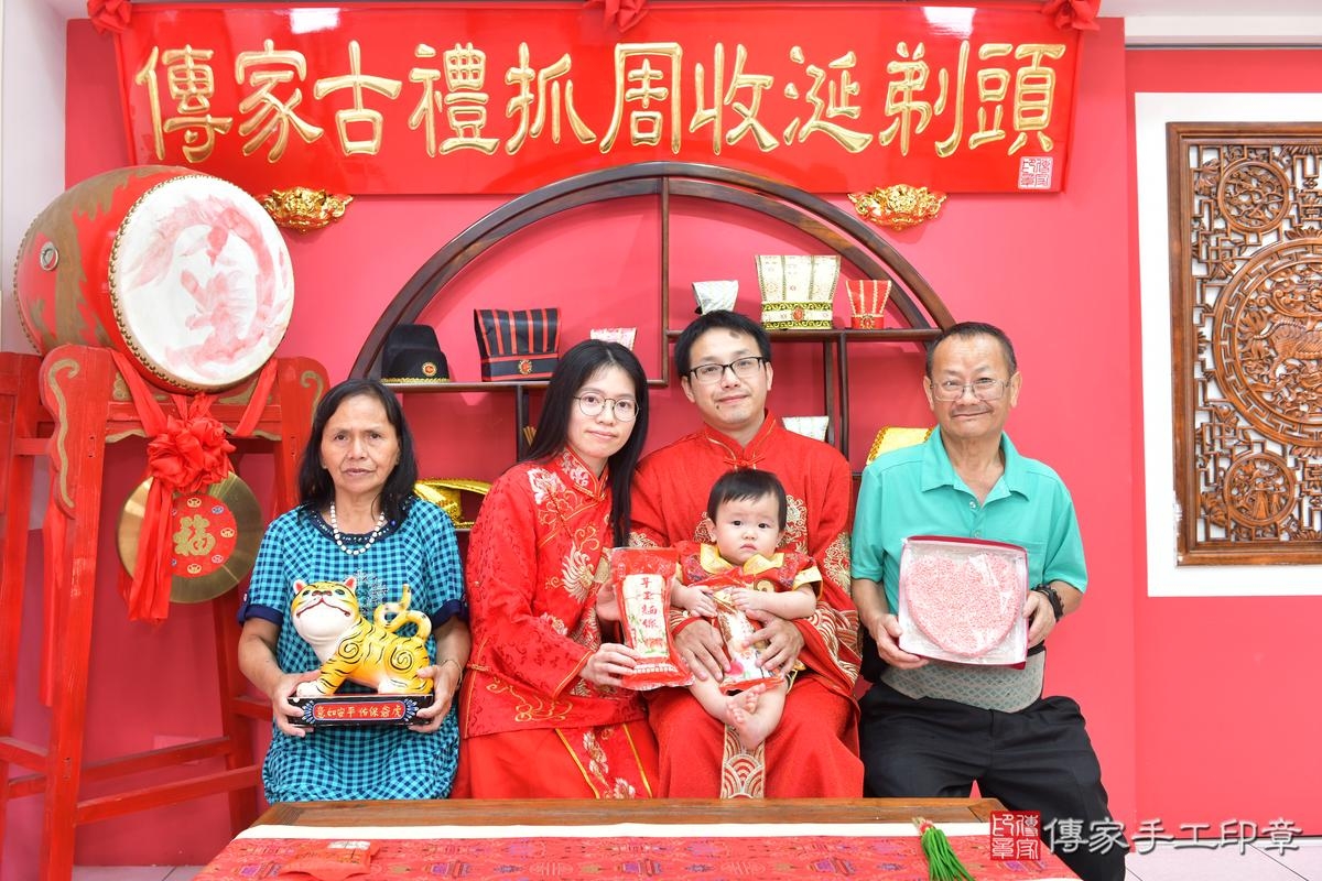 傳家手工印章台中店、抓周、度晬、中國風會場、抓周道具物品、抓周證書、滿周歲、謙謙寶寶、台中市、拍照、生日快樂 傳家手工印章台中店、抓周、度晬、中國風會場、抓周道具物品、抓周證書、滿周歲、謙謙寶寶、台中市、拍照、生日快樂