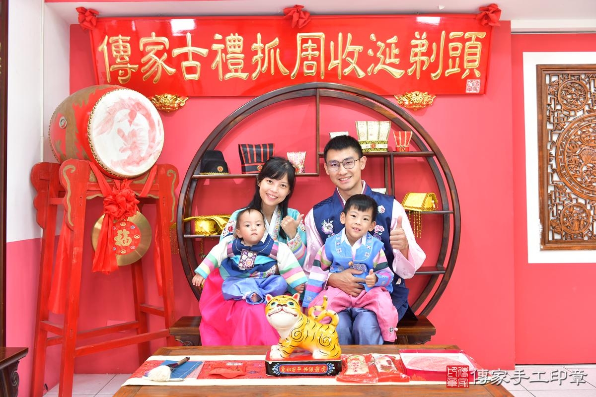 傳家手工印章台中店、抓周、度晬、中國風會場、抓周道具物品、抓周證書、滿周歲、小潼寶寶、台中市、拍照、生日快樂 傳家手工印章台中店、抓周、度晬、中國風會場、抓周道具物品、抓周證書、滿周歲、小潼寶寶、台中市、拍照、生日快樂