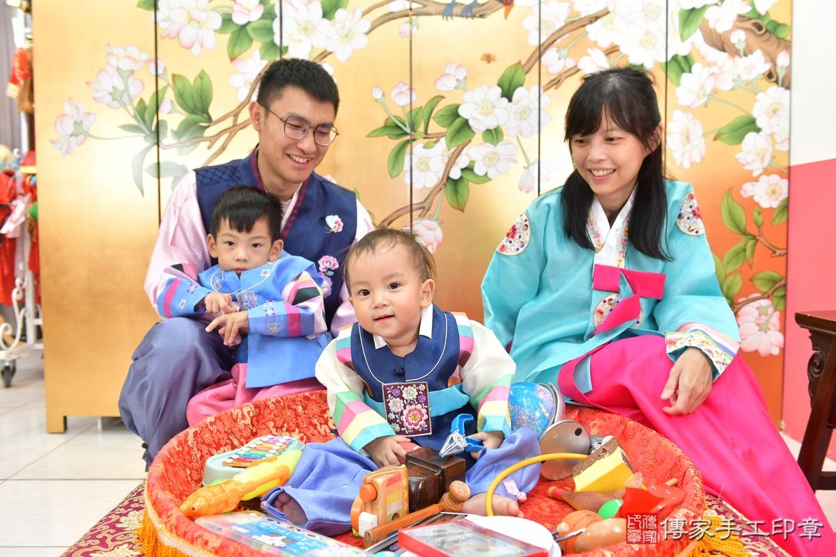傳家手工印章台中店、抓周、度晬、中國風會場、抓周道具物品、抓周證書、滿周歲、小潼寶寶、台中市、拍照、生日快樂 傳家手工印章台中店、抓周、度晬、中國風會場、抓周道具物品、抓周證書、滿周歲、小潼寶寶、台中市、拍照、生日快樂
