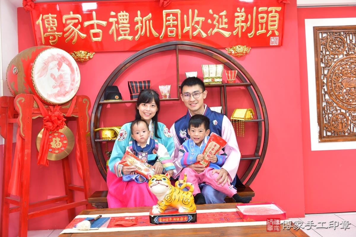 傳家手工印章台中店、抓周、度晬、中國風會場、抓周道具物品、抓周證書、滿周歲、小潼寶寶、台中市、拍照、生日快樂 傳家手工印章台中店、抓周、度晬、中國風會場、抓周道具物品、抓周證書、滿周歲、小潼寶寶、台中市、拍照、生日快樂