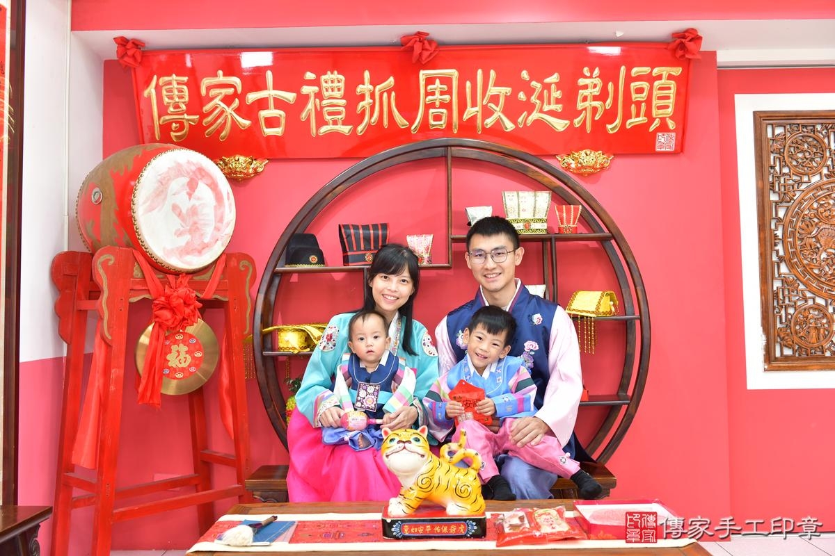 傳家手工印章台中店、抓周、度晬、中國風會場、抓周道具物品、抓周證書、滿周歲、小潼寶寶、台中市、拍照、生日快樂 傳家手工印章台中店、抓周、度晬、中國風會場、抓周道具物品、抓周證書、滿周歲、小潼寶寶、台中市、拍照、生日快樂
