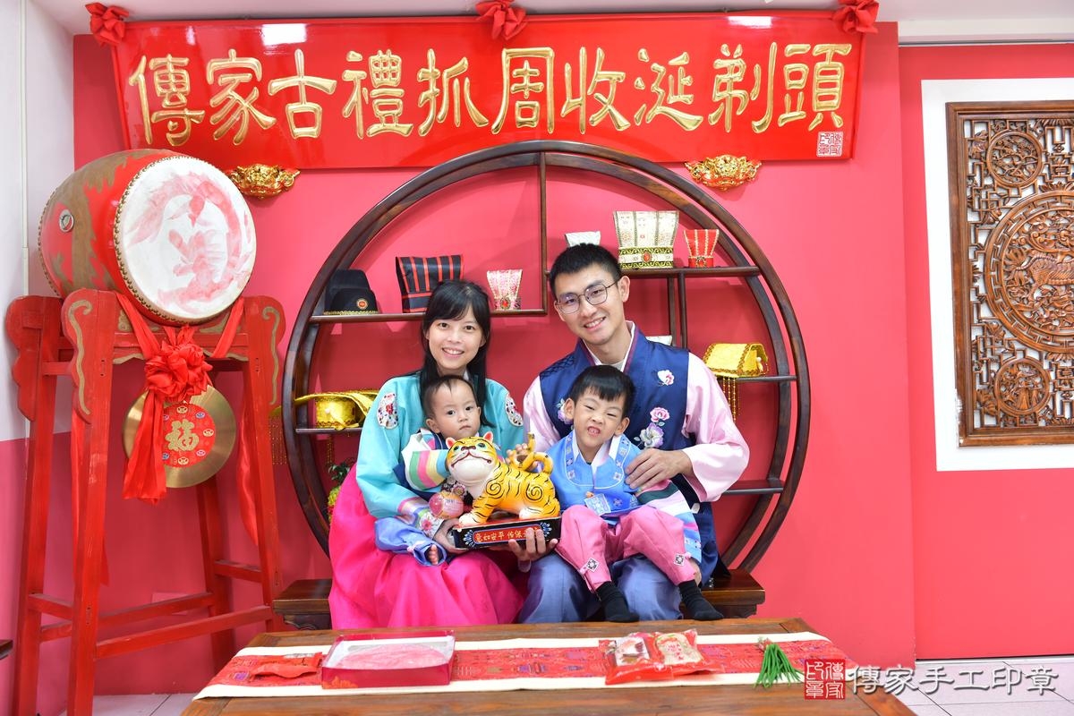 傳家手工印章台中店、抓周、度晬、中國風會場、抓周道具物品、抓周證書、滿周歲、小潼寶寶、台中市、拍照、生日快樂 傳家手工印章台中店、抓周、度晬、中國風會場、抓周道具物品、抓周證書、滿周歲、小潼寶寶、台中市、拍照、生日快樂