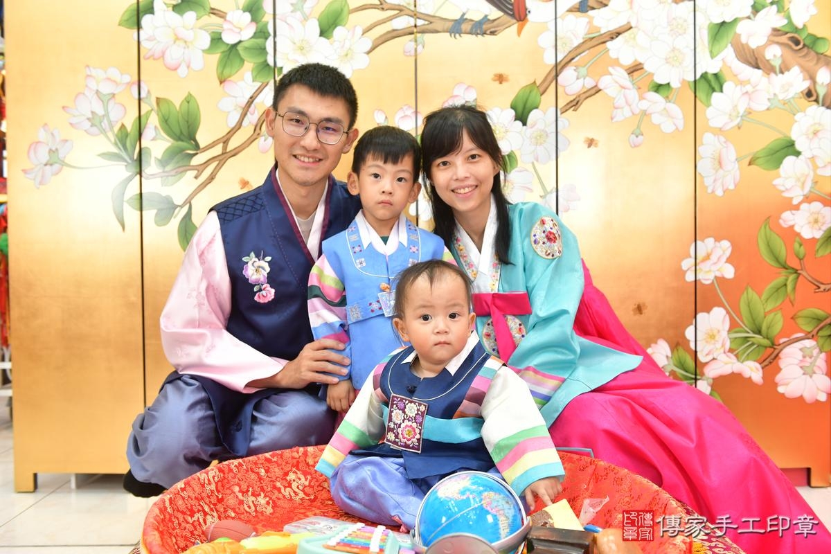 傳家手工印章台中店、抓周、度晬、中國風會場、抓周道具物品、抓周證書、滿周歲、小潼寶寶、台中市、拍照、生日快樂 傳家手工印章台中店、抓周、度晬、中國風會場、抓周道具物品、抓周證書、滿周歲、小潼寶寶、台中市、拍照、生日快樂