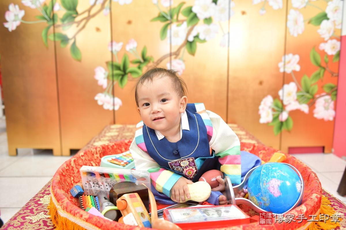 傳家手工印章台中店、抓周、度晬、中國風會場、抓周道具物品、抓周證書、滿周歲、小潼寶寶、台中市、拍照、生日快樂 傳家手工印章台中店、抓周、度晬、中國風會場、抓周道具物品、抓周證書、滿周歲、小潼寶寶、台中市、拍照、生日快樂