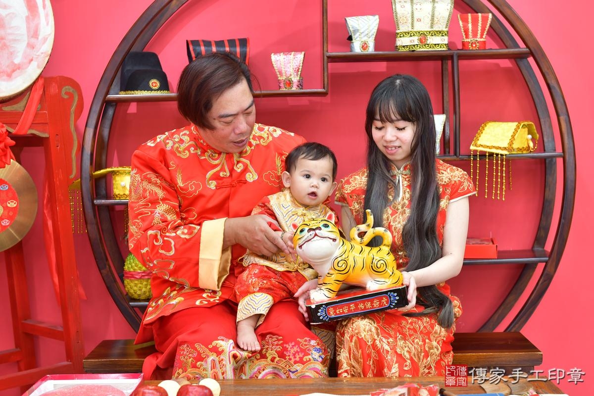 傳家手工印章台中店、抓周、度晬、中國風會場、抓周道具物品、抓周證書、滿周歲、小宛寶寶、台中市、拍照、生日快樂 傳家手工印章台中店、抓周、度晬、中國風會場、抓周道具物品、抓周證書、滿周歲、小宛寶寶、台中市、拍照、生日快樂