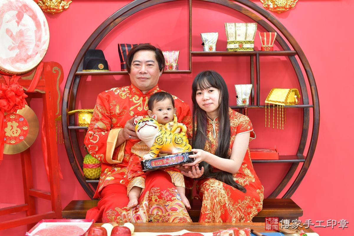 傳家手工印章台中店、抓周、度晬、中國風會場、抓周道具物品、抓周證書、滿周歲、小宛寶寶、台中市、拍照、生日快樂 傳家手工印章台中店、抓周、度晬、中國風會場、抓周道具物品、抓周證書、滿周歲、小宛寶寶、台中市、拍照、生日快樂