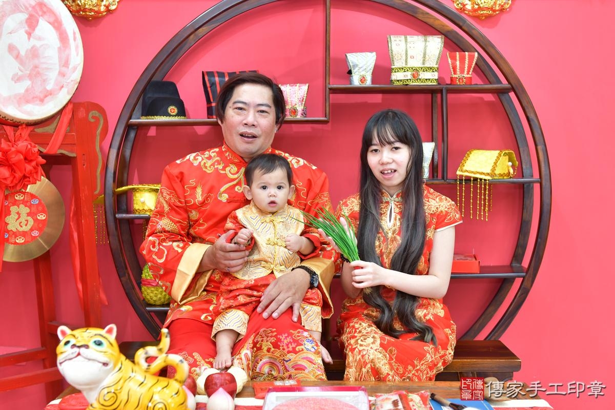 傳家手工印章台中店、抓周、度晬、中國風會場、抓周道具物品、抓周證書、滿周歲、小宛寶寶、台中市、拍照、生日快樂 傳家手工印章台中店、抓周、度晬、中國風會場、抓周道具物品、抓周證書、滿周歲、小宛寶寶、台中市、拍照、生日快樂