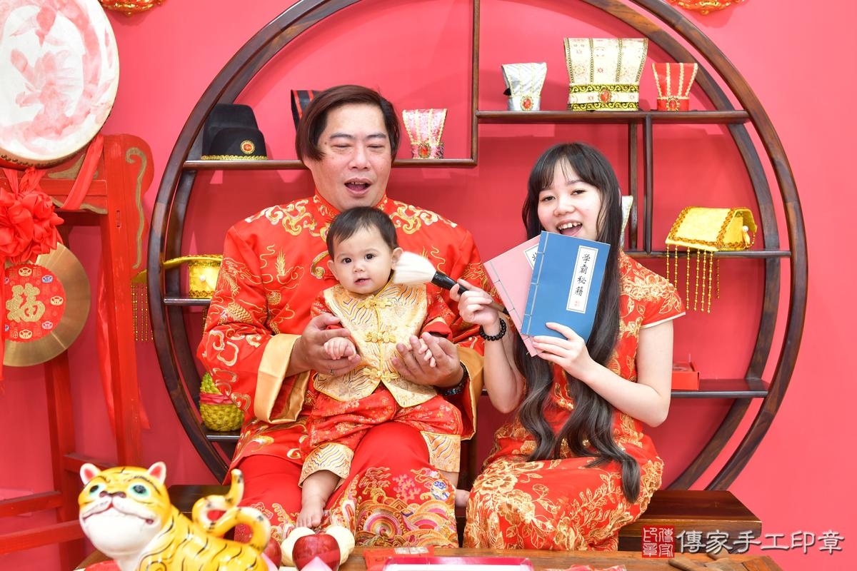 傳家手工印章台中店、抓周、度晬、中國風會場、抓周道具物品、抓周證書、滿周歲、小宛寶寶、台中市、拍照、生日快樂 傳家手工印章台中店、抓周、度晬、中國風會場、抓周道具物品、抓周證書、滿周歲、小宛寶寶、台中市、拍照、生日快樂