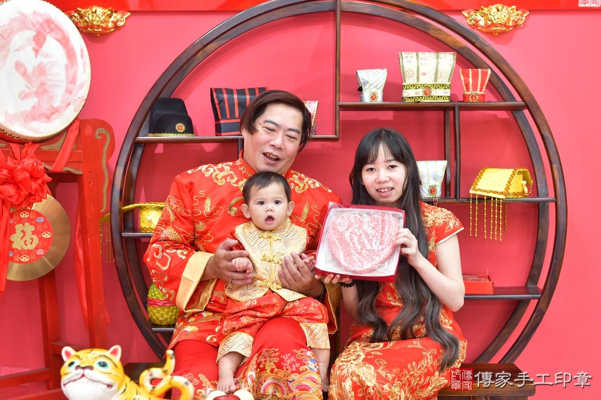 傳家手工印章台中店、抓周、度晬、中國風會場、抓周道具物品、抓周證書、滿周歲、小宛寶寶、台中市、拍照、生日快樂 傳家手工印章台中店、抓周、度晬、中國風會場、抓周道具物品、抓周證書、滿周歲、小宛寶寶、台中市、拍照、生日快樂