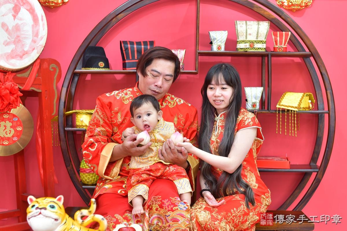 傳家手工印章台中店、抓周、度晬、中國風會場、抓周道具物品、抓周證書、滿周歲、小宛寶寶、台中市、拍照、生日快樂 傳家手工印章台中店、抓周、度晬、中國風會場、抓周道具物品、抓周證書、滿周歲、小宛寶寶、台中市、拍照、生日快樂