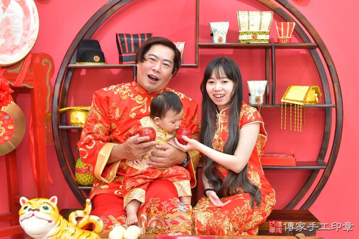傳家手工印章台中店、抓周、度晬、中國風會場、抓周道具物品、抓周證書、滿周歲、小宛寶寶、台中市、拍照、生日快樂 傳家手工印章台中店、抓周、度晬、中國風會場、抓周道具物品、抓周證書、滿周歲、小宛寶寶、台中市、拍照、生日快樂