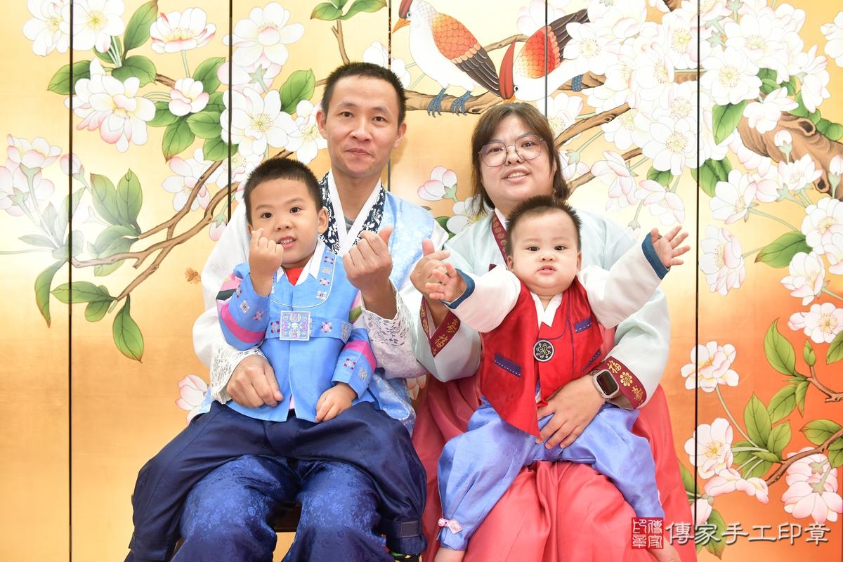 傳家手工印章台中店、抓周、度晬、中國風會場、抓周道具物品、抓周證書、滿周歲、愷愷寶寶、台中市、拍照、生日快樂 傳家手工印章台中店、抓周、度晬、中國風會場、抓周道具物品、抓周證書、滿周歲、愷愷寶寶、台中市、拍照、生日快樂