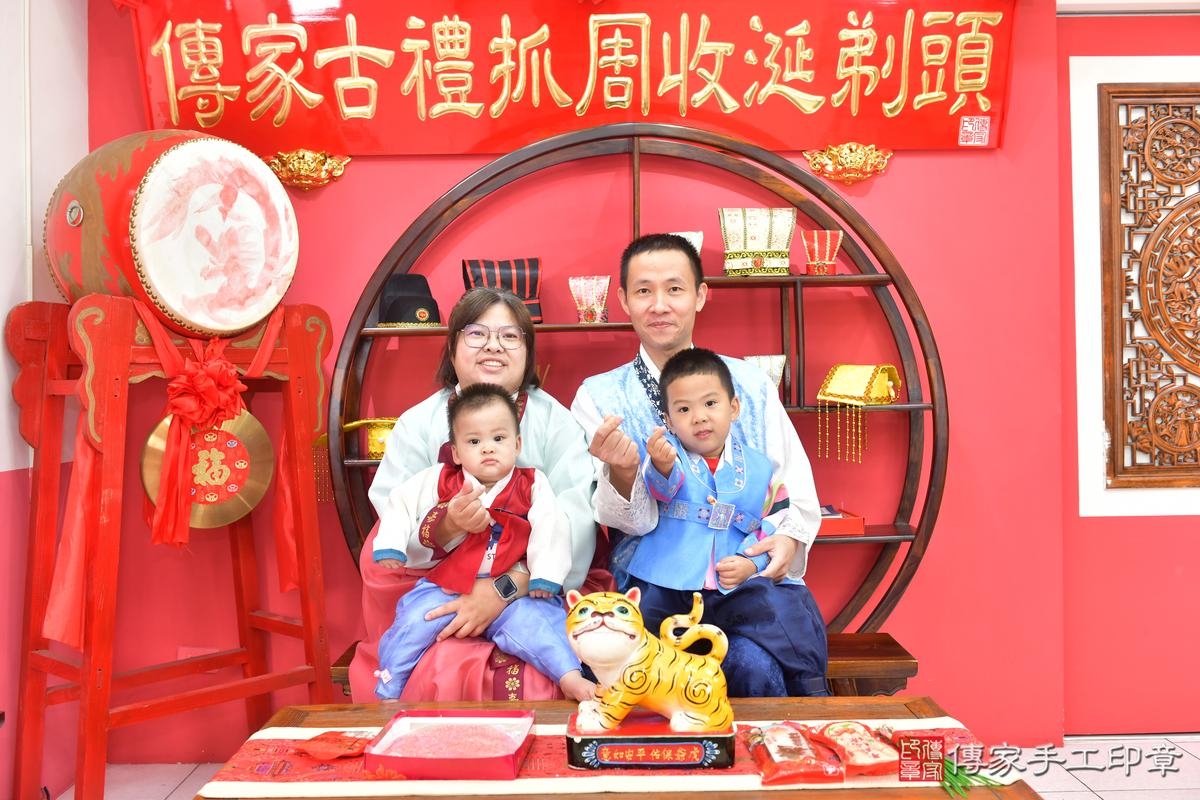 傳家手工印章台中店、抓周、度晬、中國風會場、抓周道具物品、抓周證書、滿周歲、愷愷寶寶、台中市、拍照、生日快樂 傳家手工印章台中店、抓周、度晬、中國風會場、抓周道具物品、抓周證書、滿周歲、愷愷寶寶、台中市、拍照、生日快樂