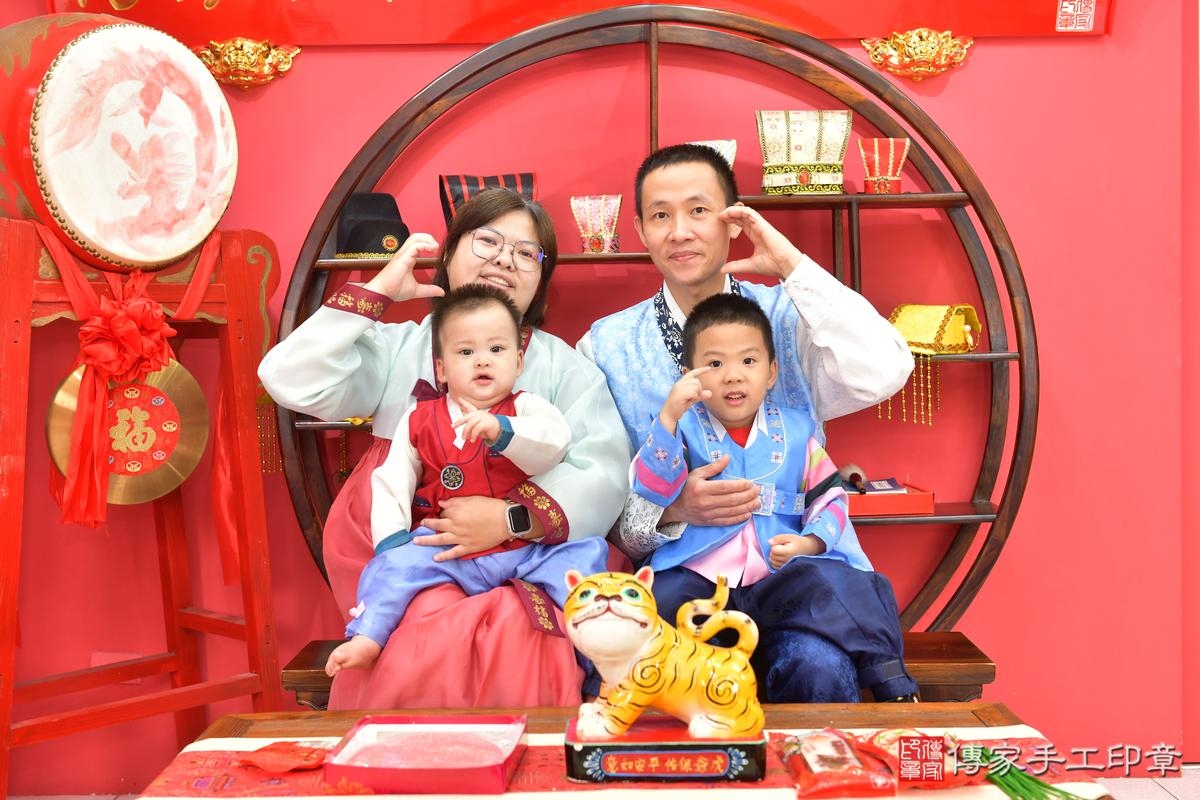 傳家手工印章台中店、抓周、度晬、中國風會場、抓周道具物品、抓周證書、滿周歲、愷愷寶寶、台中市、拍照、生日快樂 傳家手工印章台中店、抓周、度晬、中國風會場、抓周道具物品、抓周證書、滿周歲、愷愷寶寶、台中市、拍照、生日快樂