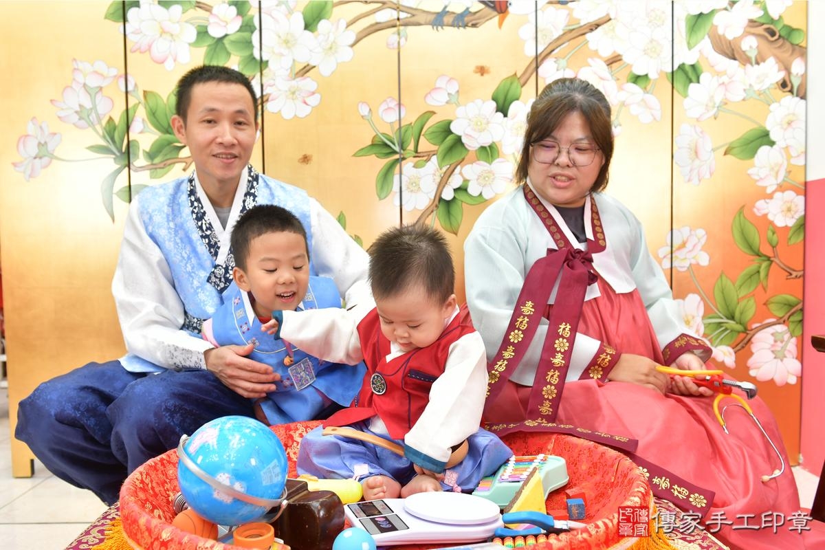 傳家手工印章台中店、抓周、度晬、中國風會場、抓周道具物品、抓周證書、滿周歲、愷愷寶寶、台中市、拍照、生日快樂 傳家手工印章台中店、抓周、度晬、中國風會場、抓周道具物品、抓周證書、滿周歲、愷愷寶寶、台中市、拍照、生日快樂