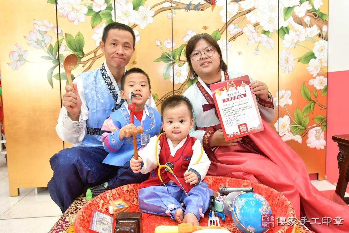 傳家手工印章台中店、抓周、度晬、中國風會場、抓周道具物品、抓周證書、滿周歲、愷愷寶寶、台中市、拍照、生日快樂 傳家手工印章台中店、抓周、度晬、中國風會場、抓周道具物品、抓周證書、滿周歲、愷愷寶寶、台中市、拍照、生日快樂