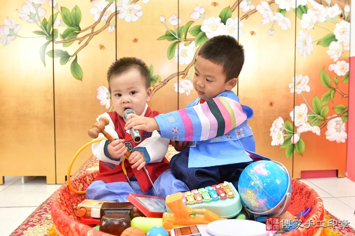 傳家手工印章台中店、抓周、度晬、中國風會場、抓周道具物品、抓周證書、滿周歲、愷愷寶寶、台中市、拍照、生日快樂 傳家手工印章台中店、抓周、度晬、中國風會場、抓周道具物品、抓周證書、滿周歲、愷愷寶寶、台中市、拍照、生日快樂