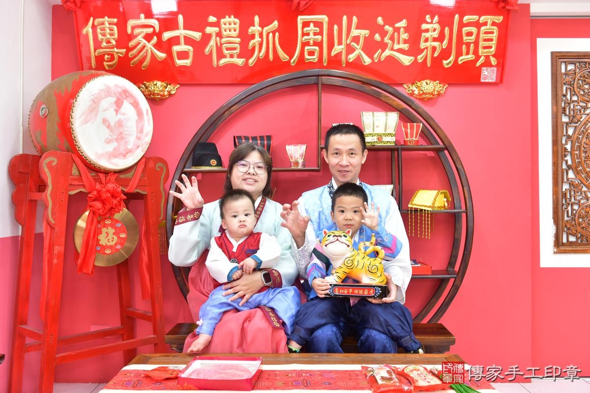 傳家手工印章台中店、抓周、度晬、中國風會場、抓周道具物品、抓周證書、滿周歲、愷愷寶寶、台中市、拍照、生日快樂 傳家手工印章台中店、抓周、度晬、中國風會場、抓周道具物品、抓周證書、滿周歲、愷愷寶寶、台中市、拍照、生日快樂