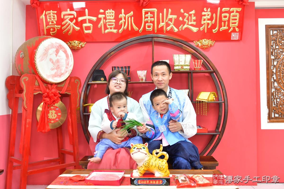 傳家手工印章台中店、抓周、度晬、中國風會場、抓周道具物品、抓周證書、滿周歲、愷愷寶寶、台中市、拍照、生日快樂 傳家手工印章台中店、抓周、度晬、中國風會場、抓周道具物品、抓周證書、滿周歲、愷愷寶寶、台中市、拍照、生日快樂