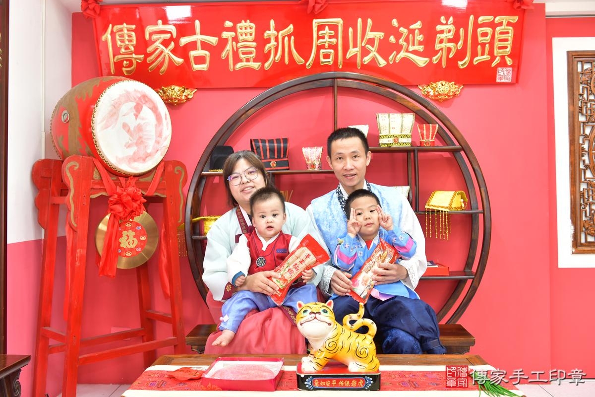 傳家手工印章台中店、抓周、度晬、中國風會場、抓周道具物品、抓周證書、滿周歲、愷愷寶寶、台中市、拍照、生日快樂 傳家手工印章台中店、抓周、度晬、中國風會場、抓周道具物品、抓周證書、滿周歲、愷愷寶寶、台中市、拍照、生日快樂