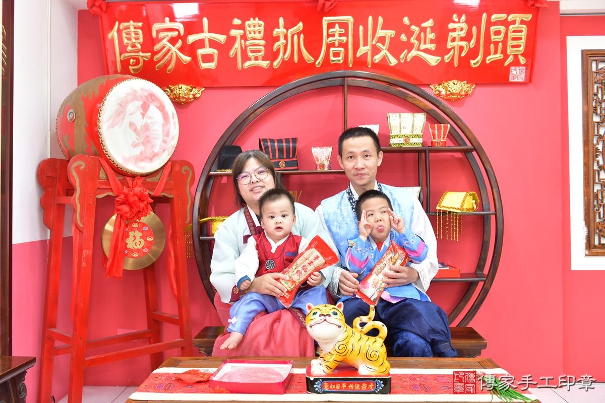 傳家手工印章台中店、抓周、度晬、中國風會場、抓周道具物品、抓周證書、滿周歲、愷愷寶寶、台中市、拍照、生日快樂 傳家手工印章台中店、抓周、度晬、中國風會場、抓周道具物品、抓周證書、滿周歲、愷愷寶寶、台中市、拍照、生日快樂