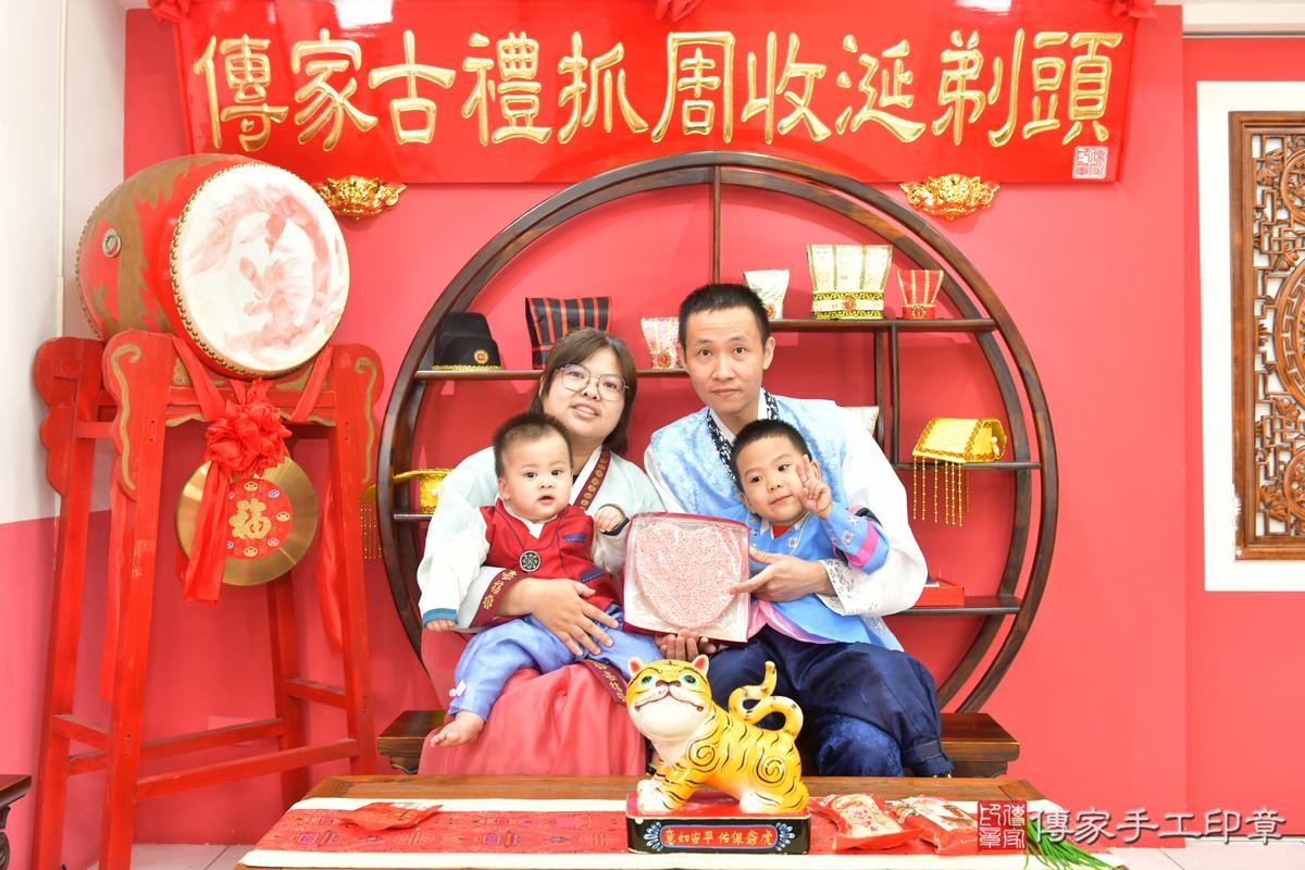 傳家手工印章台中店、抓周、度晬、中國風會場、抓周道具物品、抓周證書、滿周歲、愷愷寶寶、台中市、拍照、生日快樂 傳家手工印章台中店、抓周、度晬、中國風會場、抓周道具物品、抓周證書、滿周歲、愷愷寶寶、台中市、拍照、生日快樂