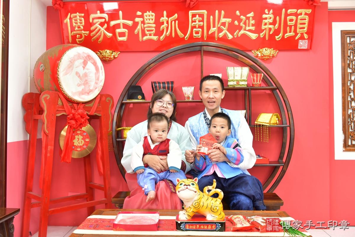 傳家手工印章台中店、抓周、度晬、中國風會場、抓周道具物品、抓周證書、滿周歲、愷愷寶寶、台中市、拍照、生日快樂 傳家手工印章台中店、抓周、度晬、中國風會場、抓周道具物品、抓周證書、滿周歲、愷愷寶寶、台中市、拍照、生日快樂
