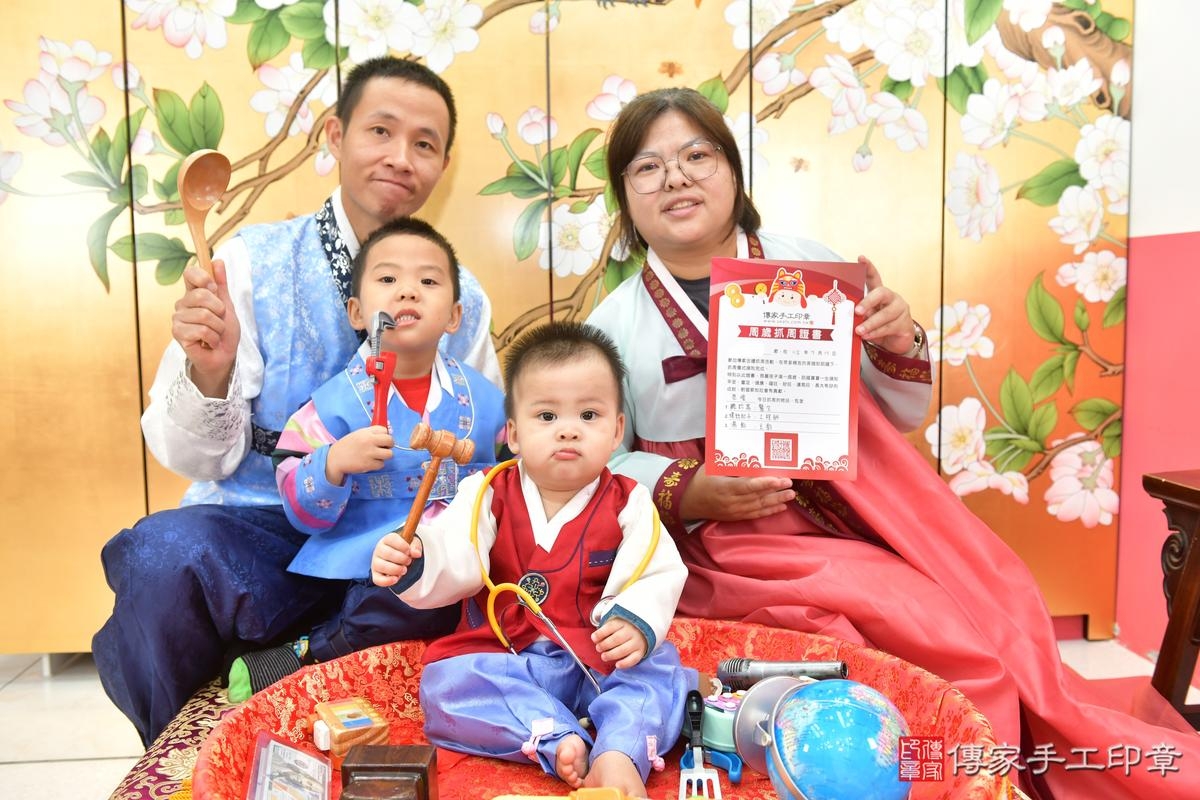傳家手工印章台中店、抓周、度晬、中國風會場、抓周道具物品、抓周證書、滿周歲、愷愷寶寶、台中市、拍照、生日快樂 傳家手工印章台中店、抓周、度晬、中國風會場、抓周道具物品、抓周證書、滿周歲、愷愷寶寶、台中市、拍照、生日快樂