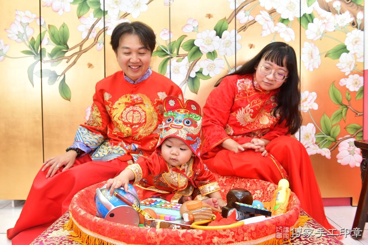 傳家手工印章台中店、抓周、度晬、中國風會場、抓周道具物品、抓周證書、滿周歲、小嘉寶寶、台中市、拍照、生日快樂 傳家手工印章台中店、抓周、度晬、中國風會場、抓周道具物品、抓周證書、滿周歲、小嘉寶寶、台中市、拍照、生日快樂