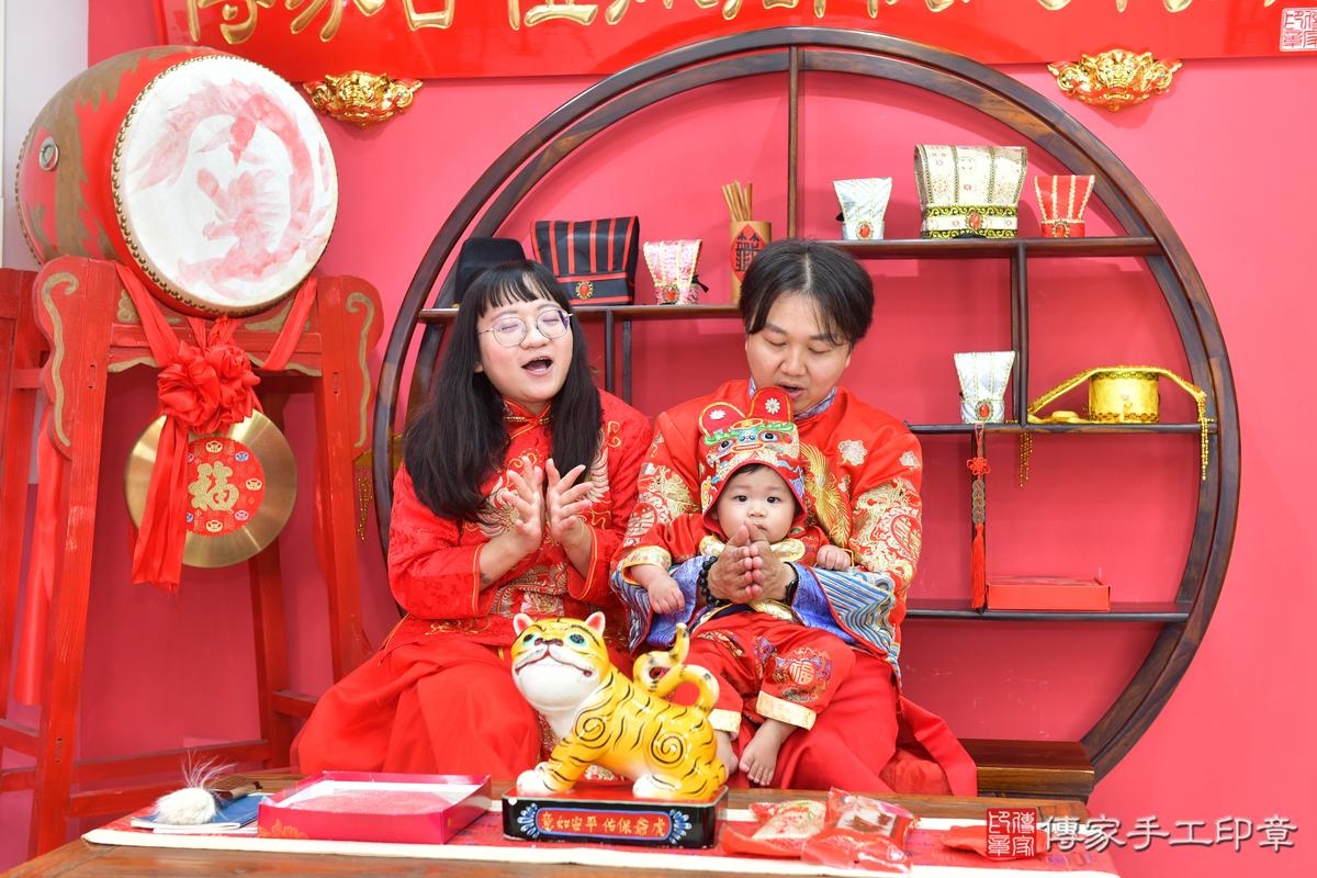傳家手工印章台中店、抓周、度晬、中國風會場、抓周道具物品、抓周證書、滿周歲、小嘉寶寶、台中市、拍照、生日快樂 傳家手工印章台中店、抓周、度晬、中國風會場、抓周道具物品、抓周證書、滿周歲、小嘉寶寶、台中市、拍照、生日快樂