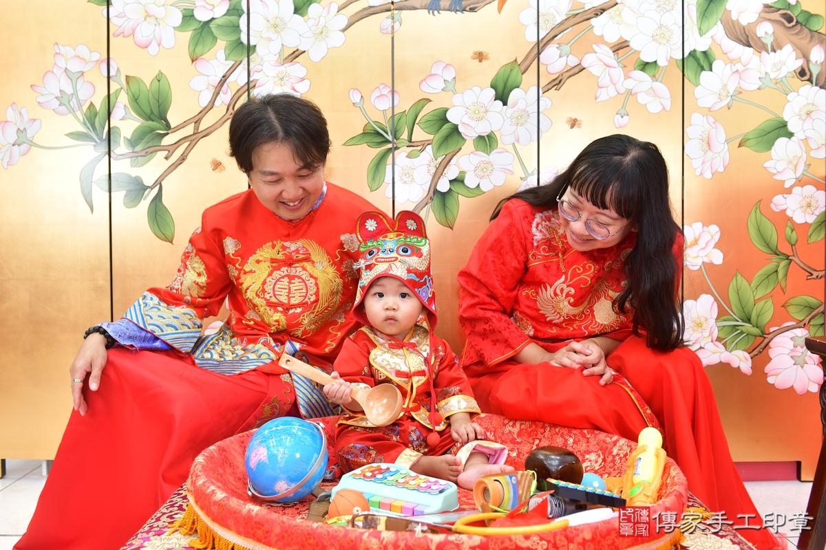 傳家手工印章台中店、抓周、度晬、中國風會場、抓周道具物品、抓周證書、滿周歲、小嘉寶寶、台中市、拍照、生日快樂 傳家手工印章台中店、抓周、度晬、中國風會場、抓周道具物品、抓周證書、滿周歲、小嘉寶寶、台中市、拍照、生日快樂