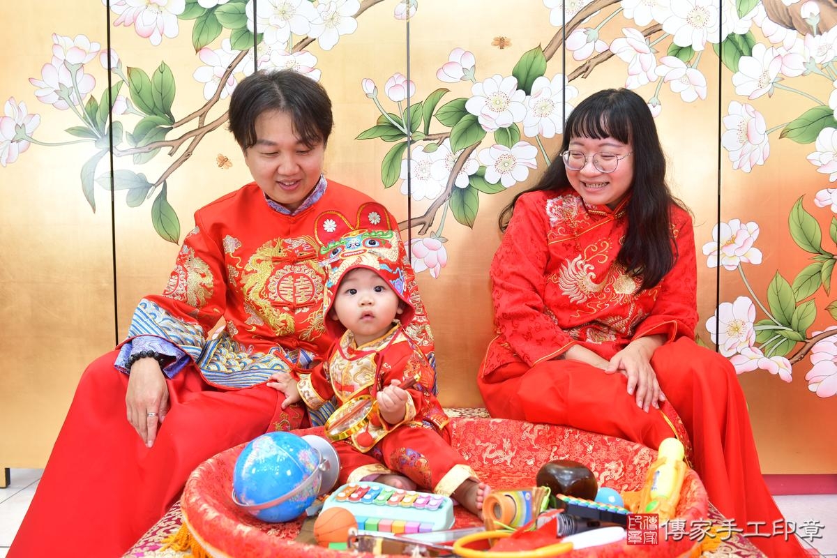 傳家手工印章台中店、抓周、度晬、中國風會場、抓周道具物品、抓周證書、滿周歲、小嘉寶寶、台中市、拍照、生日快樂 傳家手工印章台中店、抓周、度晬、中國風會場、抓周道具物品、抓周證書、滿周歲、小嘉寶寶、台中市、拍照、生日快樂