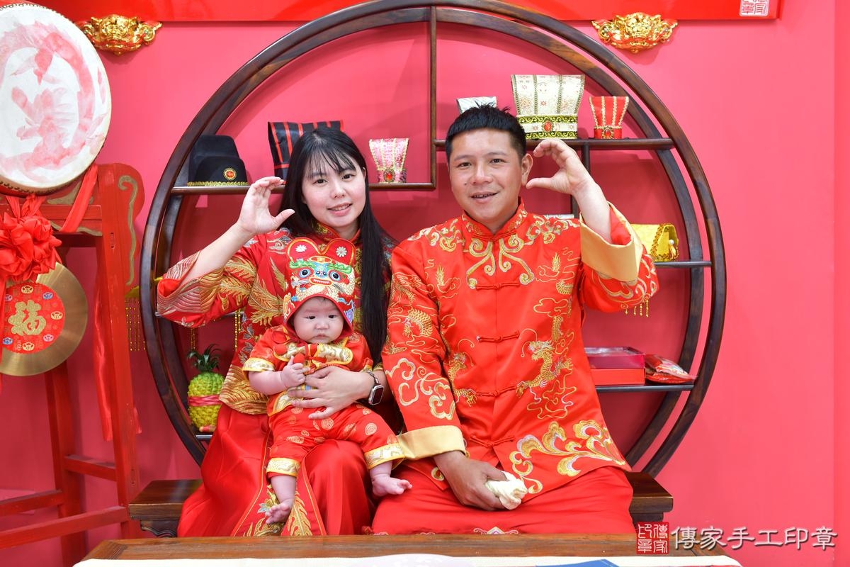傳家手工印章台中店、收涎、四個月、收涎餅、吉祥話、元元寶寶、台中市、拍照、生日快樂