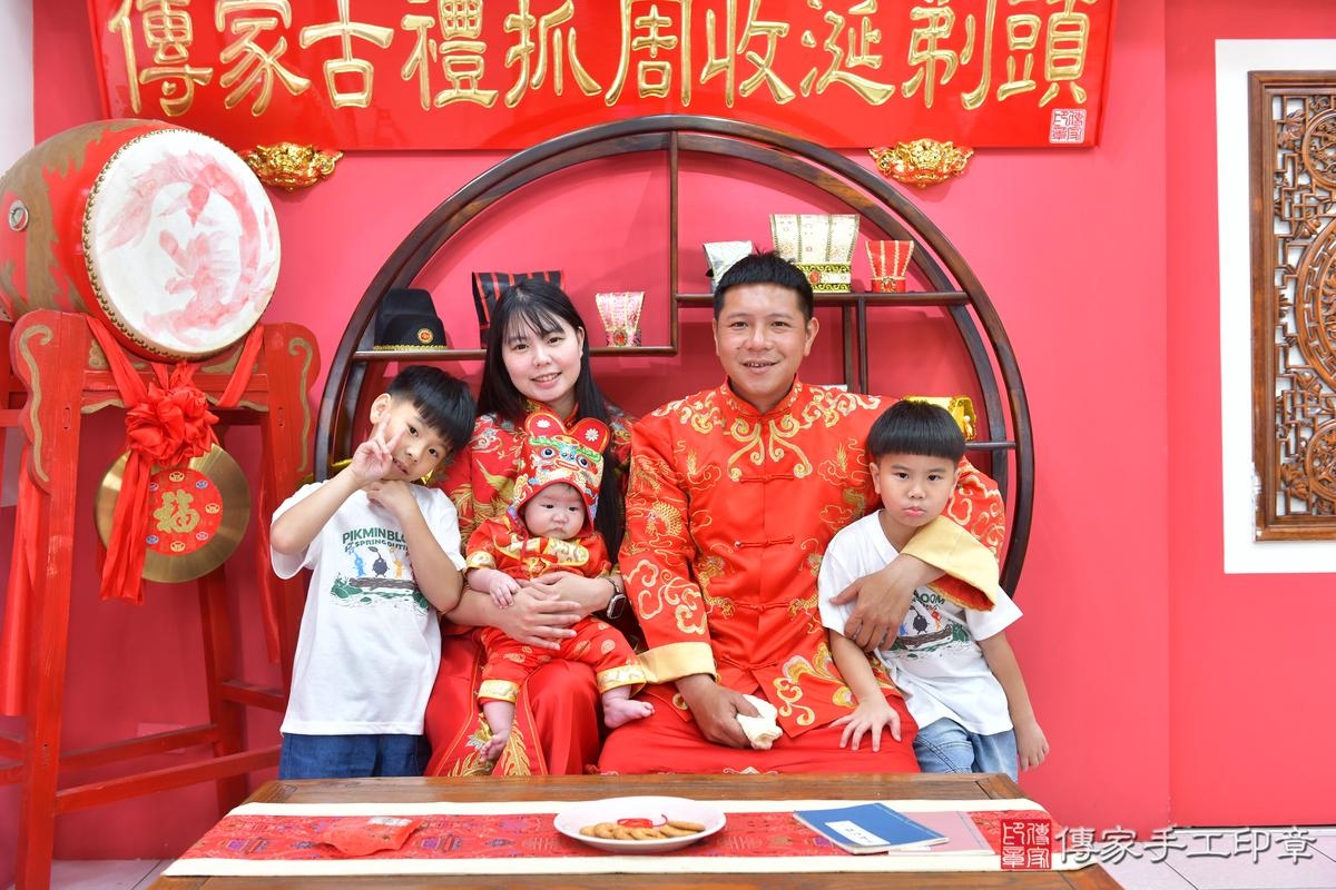傳家手工印章台中店、收涎、四個月、收涎餅、吉祥話、元元寶寶、台中市、拍照、生日快樂