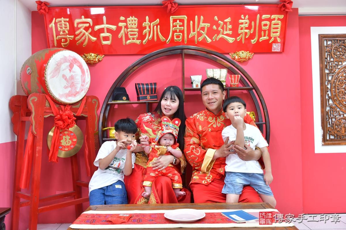 傳家手工印章台中店、收涎、四個月、收涎餅、吉祥話、元元寶寶、台中市、拍照、生日快樂