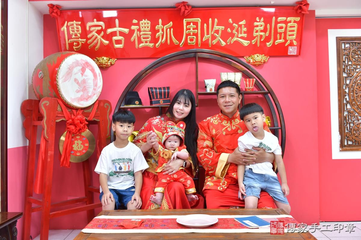 傳家手工印章台中店、收涎、四個月、收涎餅、吉祥話、元元寶寶、台中市、拍照、生日快樂