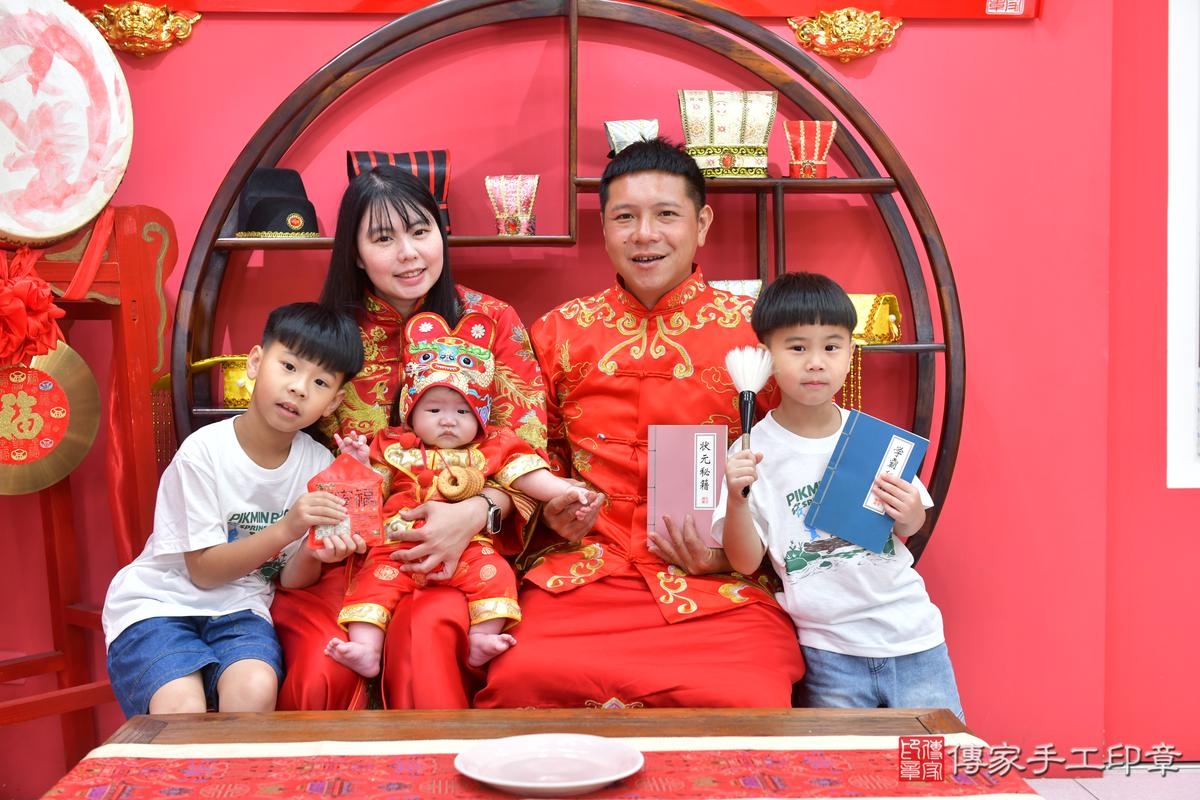 傳家手工印章台中店、收涎、四個月、收涎餅、吉祥話、元元寶寶、台中市、拍照、生日快樂