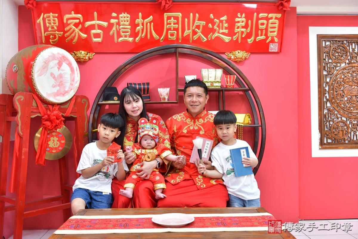 傳家手工印章台中店、收涎、四個月、收涎餅、吉祥話、元元寶寶、台中市、拍照、生日快樂