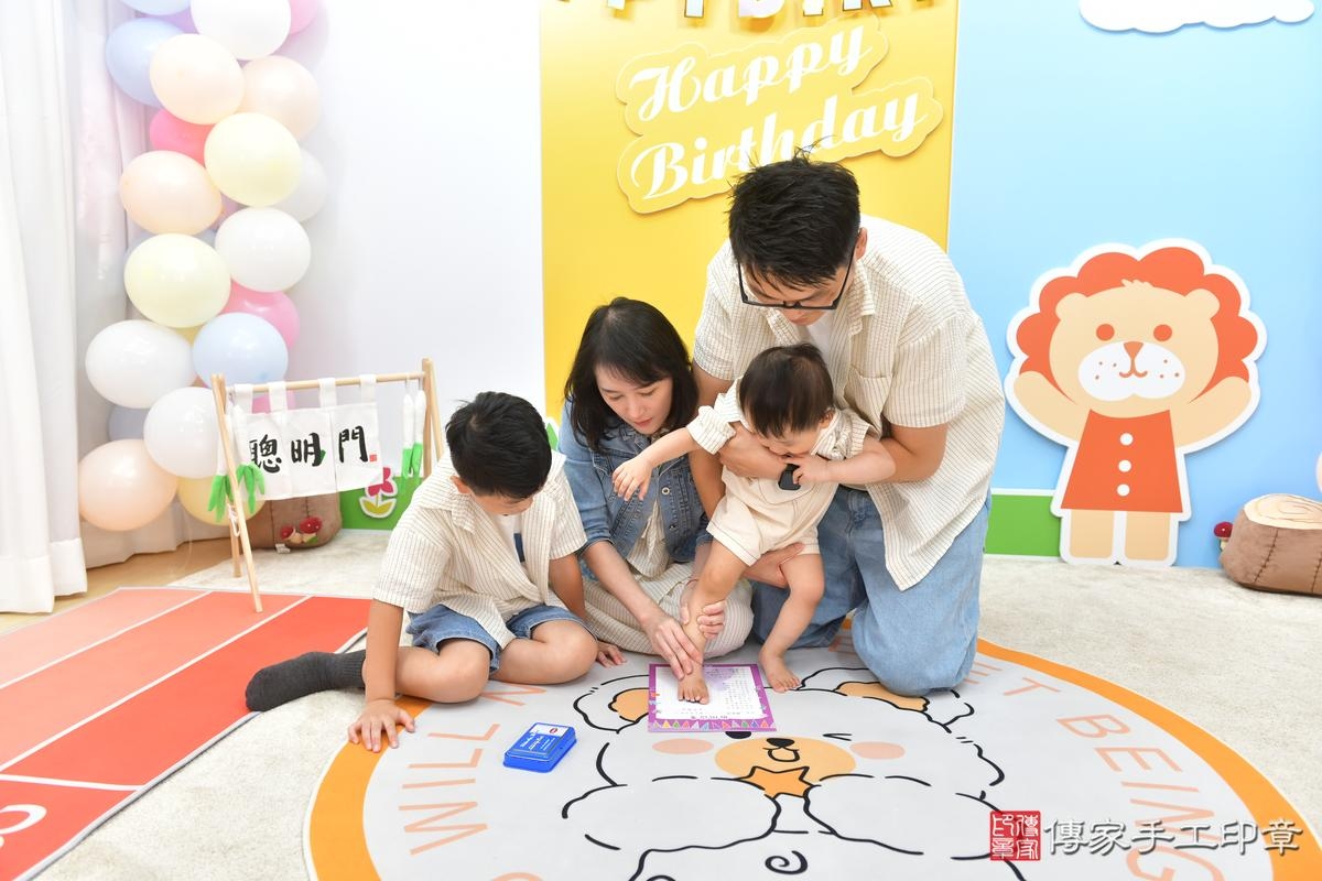 傳家手工印章台中店、美式抓周、抓周道具、未來職業、滿周歲、誠誠寶寶、台中市、拍照、生日快樂 傳家手工印章台中店、美式抓周、抓周道具、未來職業、滿周歲、誠誠寶寶、台中市、拍照、生日快樂