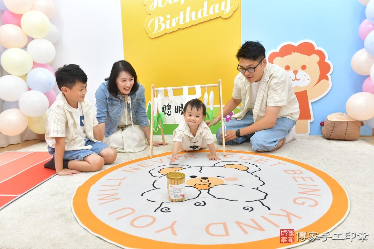 傳家手工印章台中店、美式抓周、抓周道具、未來職業、滿周歲、誠誠寶寶、台中市、拍照、生日快樂 傳家手工印章台中店、美式抓周、抓周道具、未來職業、滿周歲、誠誠寶寶、台中市、拍照、生日快樂