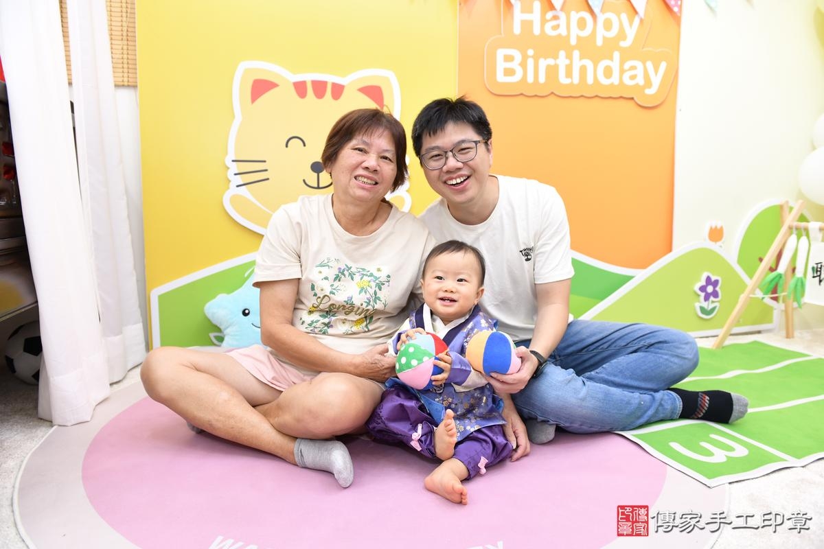 傳家手工印章台南店、抓周、度晬、中國風會場、抓周道具物品、抓周證書、滿周歲、熙熙寶寶、台南市、拍照、生日快樂 傳家手工印章台南店、抓周、度晬、中國風會場、抓周道具物品、抓周證書、滿周歲、熙熙寶寶、台南市、拍照、生日快樂