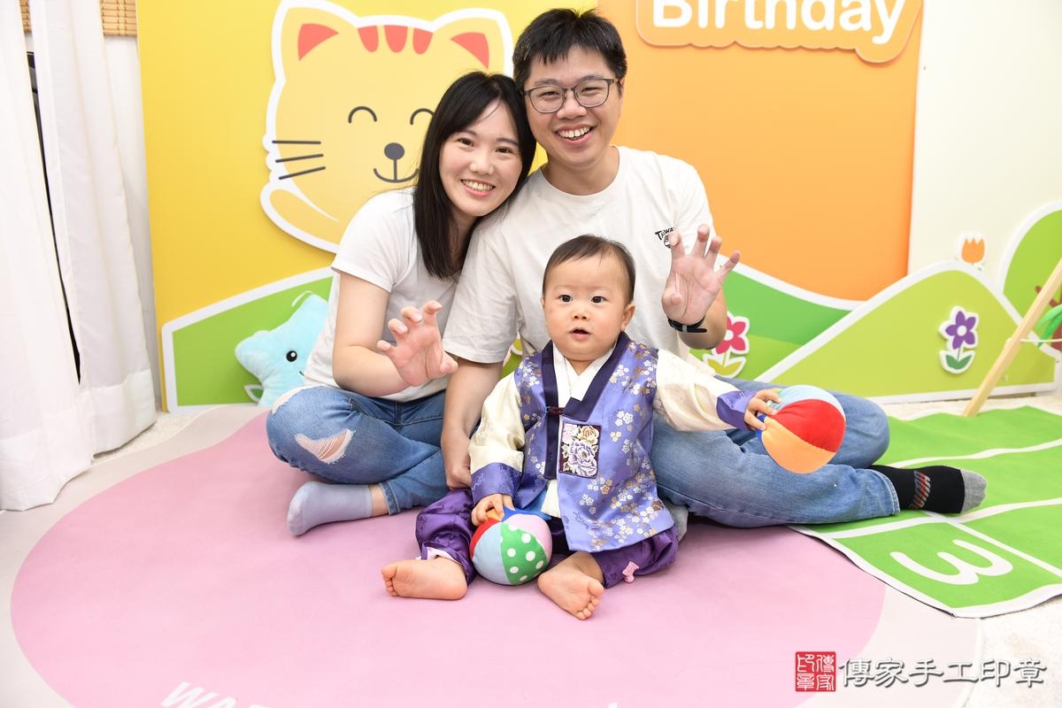傳家手工印章台南店、抓周、度晬、中國風會場、抓周道具物品、抓周證書、滿周歲、熙熙寶寶、台南市、拍照、生日快樂 傳家手工印章台南店、抓周、度晬、中國風會場、抓周道具物品、抓周證書、滿周歲、熙熙寶寶、台南市、拍照、生日快樂