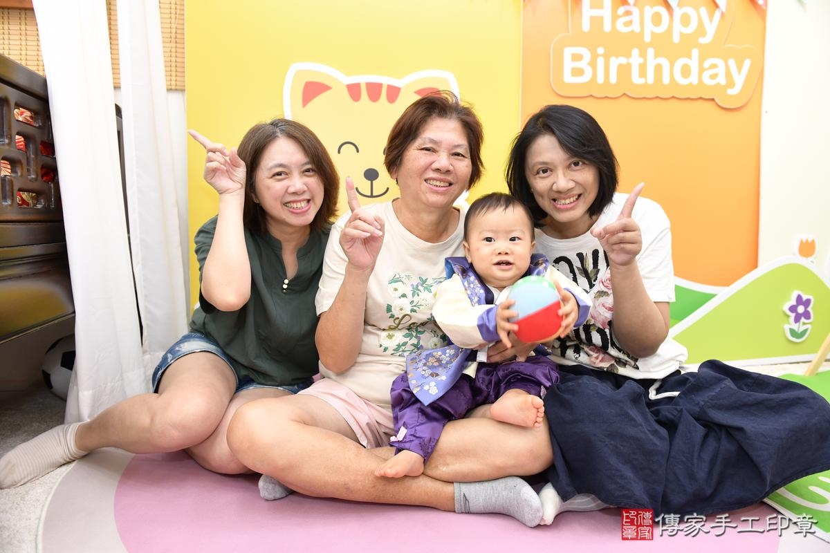 傳家手工印章台南店、抓周、度晬、中國風會場、抓周道具物品、抓周證書、滿周歲、熙熙寶寶、台南市、拍照、生日快樂 傳家手工印章台南店、抓周、度晬、中國風會場、抓周道具物品、抓周證書、滿周歲、熙熙寶寶、台南市、拍照、生日快樂