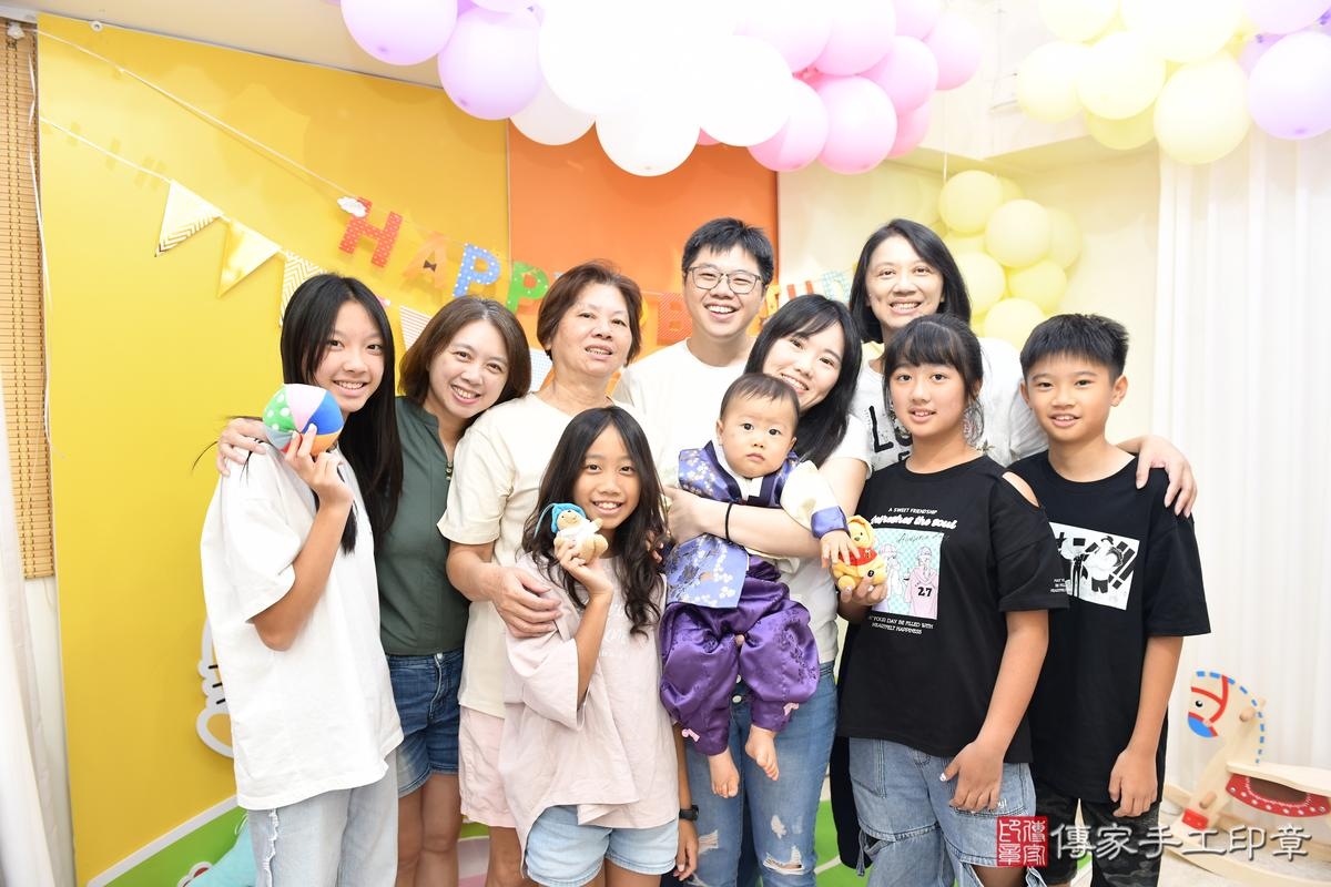 傳家手工印章台南店、抓周、度晬、中國風會場、抓周道具物品、抓周證書、滿周歲、熙熙寶寶、台南市、拍照、生日快樂 傳家手工印章台南店、抓周、度晬、中國風會場、抓周道具物品、抓周證書、滿周歲、熙熙寶寶、台南市、拍照、生日快樂
